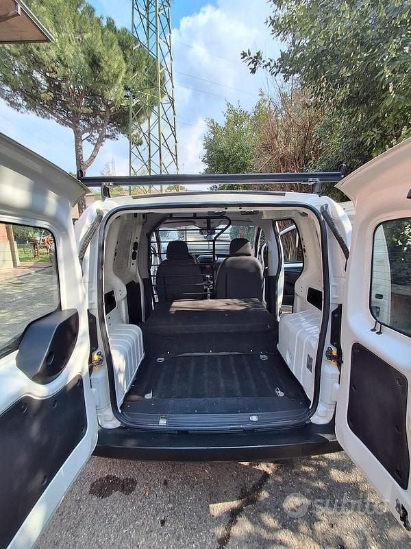 Usata Peugeot Bipper 75 CV (55 kW) 2011 Bianco Monovolume