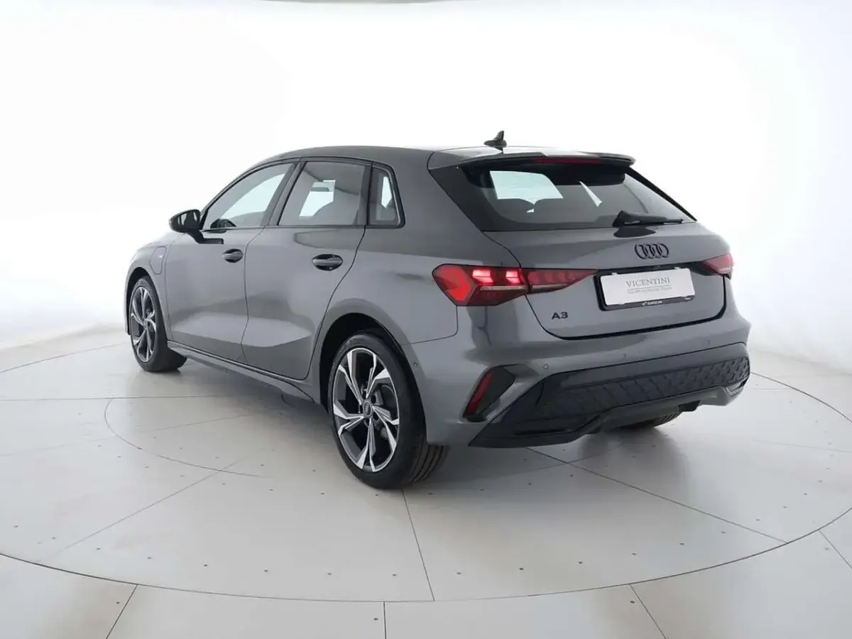 Nuova Audi A3 S-Line 204 CV (150 kW) 2026 Grigio daytona perlato Berlina