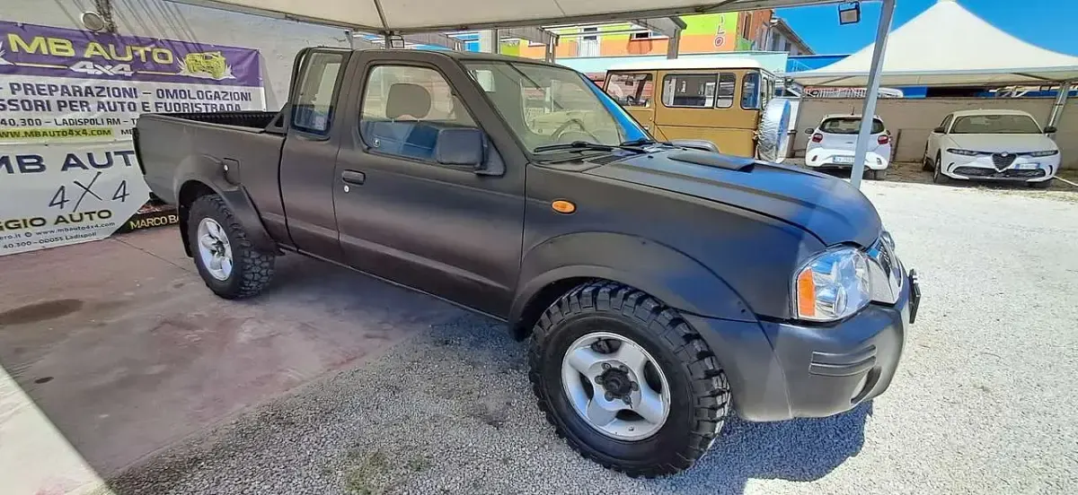 Usata Nissan Navara 133 CV (97 kW) 2003 Nero Pick-up