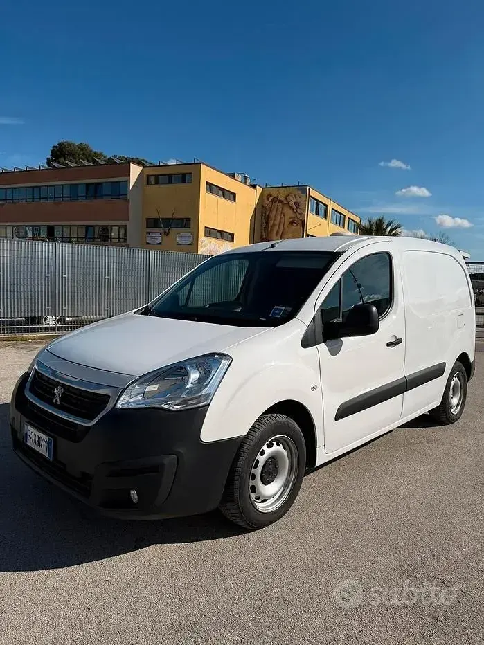 Gebraucht Peugeot Partner 75 PS (55 kW) 2018 Weiß Van / Kleinbus