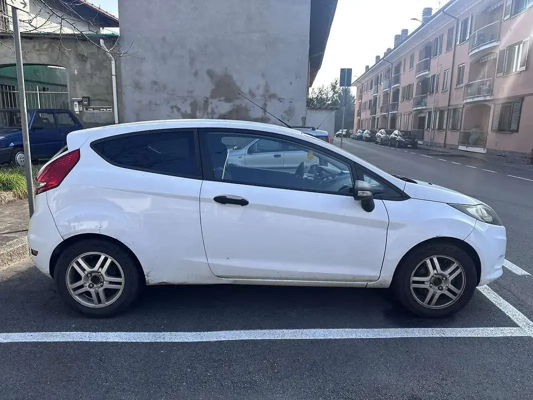 Usata Ford Fiesta 68 CV (50 kW) 2010 Bianco Furgone