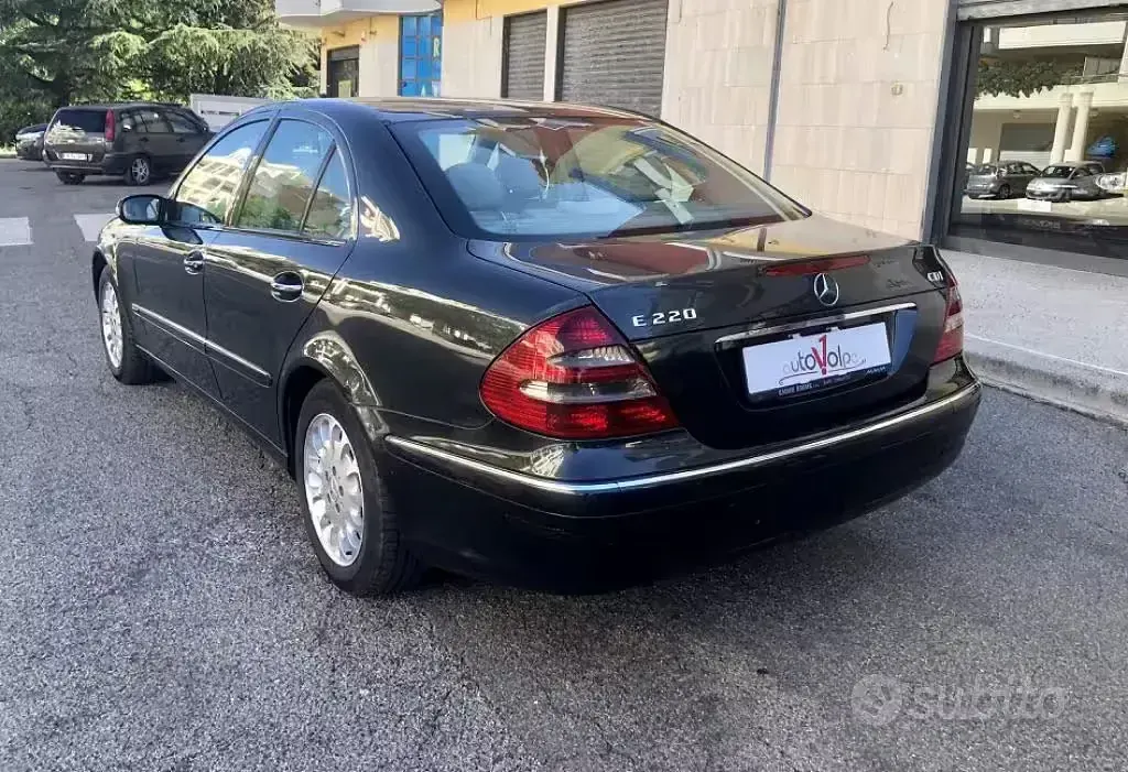 Usata Mercedes E220 Elegance 150 CV (110 kW) 2002 Grigio Berlina