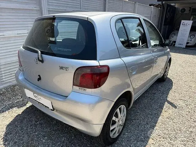 Usata Toyota Yaris Sol 68 CV (50 kW) 2001 Grigio Berlina