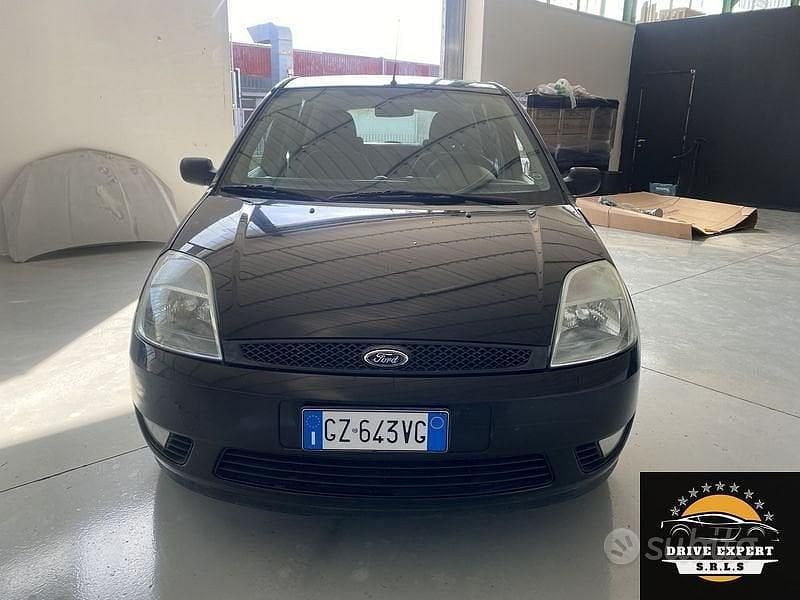 Usata Ford Fiesta Ghia 68 CV (50 kW) 2002 Nero Utilitaria