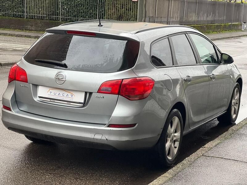 Usata Opel Astra Cosmo 110 CV (80 kW) 2011 Argento Berlina
