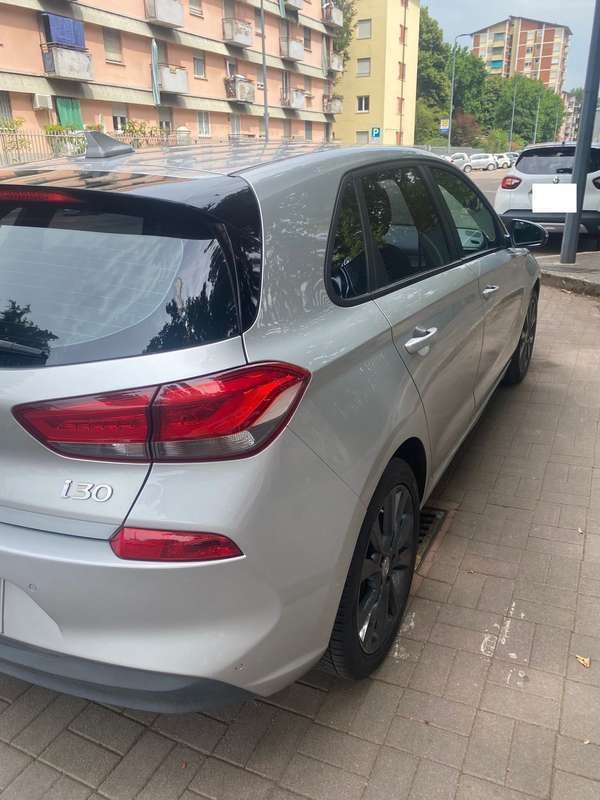 Grigio Usata 2017 Hyundai i30 Tre volumi | 11.500 € (Ottimo prezzo) - Immagine 1/4