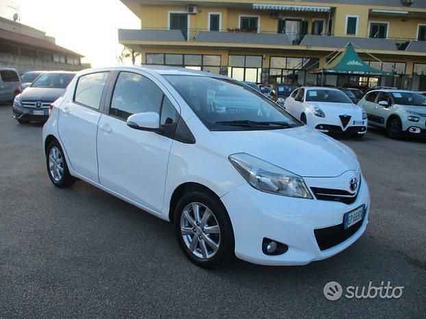 Usata Toyota Yaris 69 CV (50 kW) 2013 Bianco Berlina