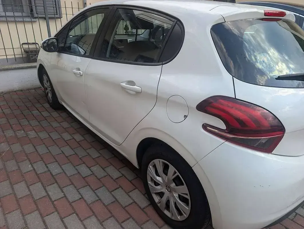 Usata Peugeot 208 Access 68 CV (50 kW) 2016 Bianco Utilitaria