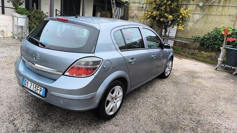 Usata Opel Astra 115 CV (84 kW) 2009 Grigio Berlina