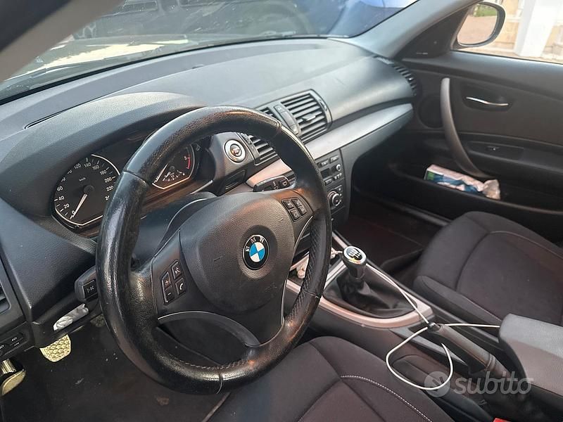 Usata BMW 118 143 CV (105 kW) 2011 Blu Utilitaria