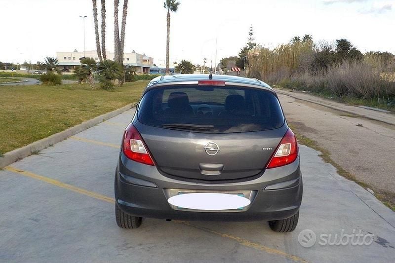 Usata Opel Corsa 75 CV (55 kW) 2013 Grigio Berlina