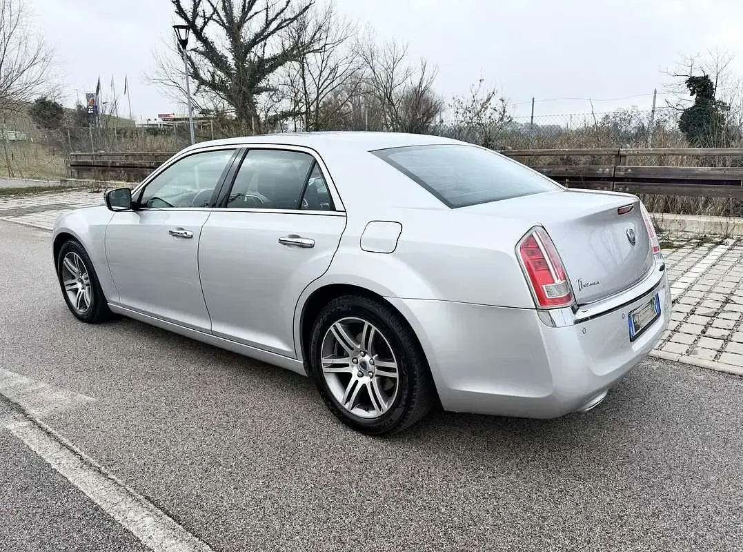 Käytetty Lancia Thema Platinum 239 HP (175 kW) 2012 Hopea Sedan