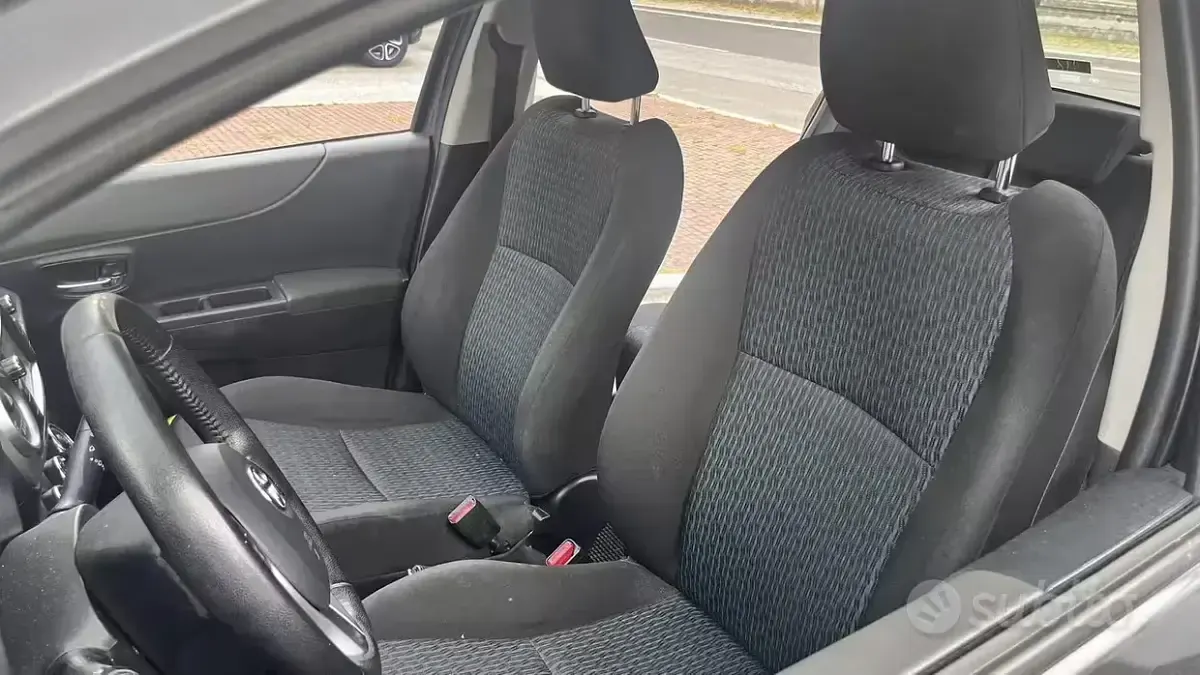 Usata Toyota Yaris 69 CV (50 kW) 2012 Grigio Utilitaria
