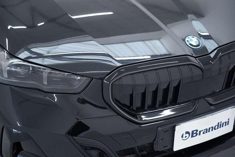 Nuova BMW i5 250 kW (340 CV) 2025 Black sapphire metallizzato Station wagon