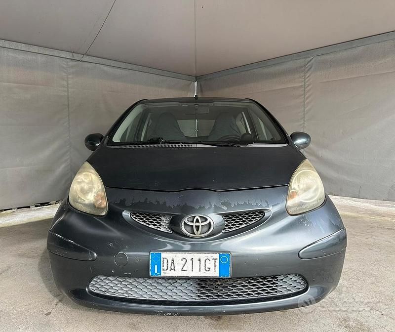 Usata Toyota Aygo Sol 68 CV (50 kW) 2005 Grigio Utilitaria
