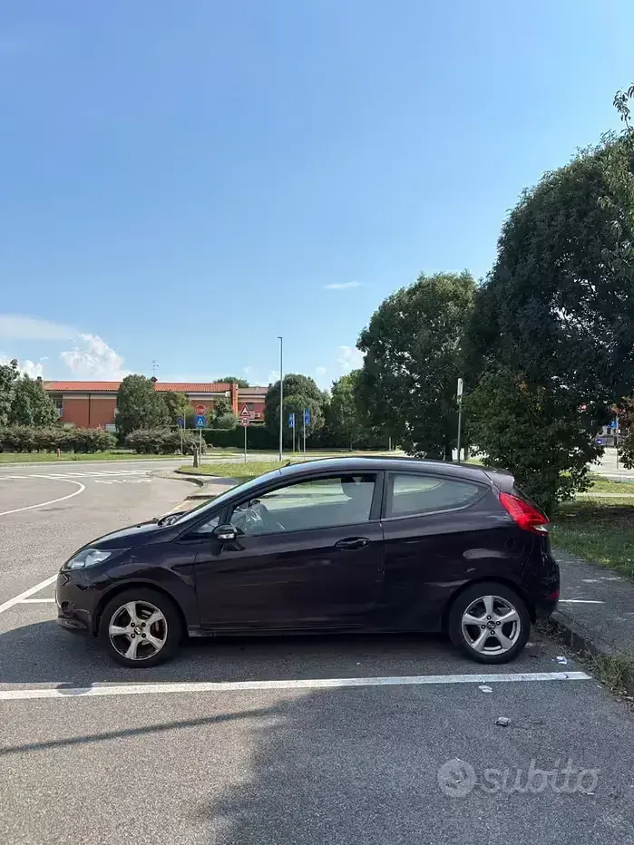 Usata Ford Fiesta 82 CV (60 kW) 2010 Viola Berlina