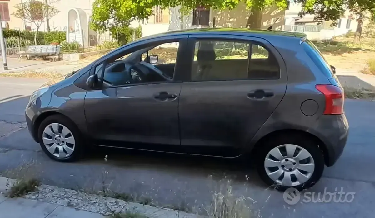 Usata Toyota Yaris 69 CV (50 kW) 2007 Grigio Utilitaria