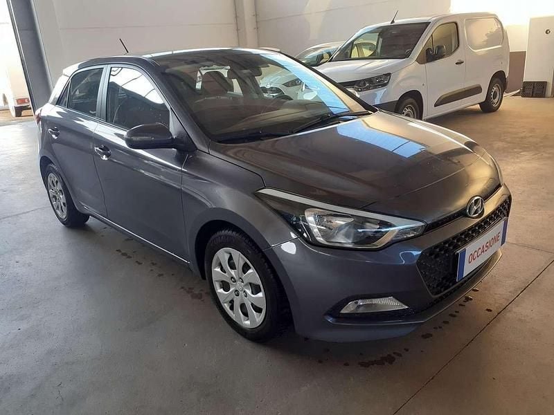 Grigio Usata 2018 Hyundai i20 Classic Tre volumi | 7800 € (Ottimo prezzo) - Immagine 1/4