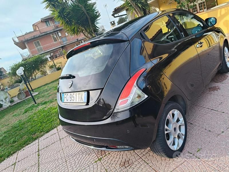 Usata Lancia Ypsilon 69 CV (50 kW) 2016 Nero Utilitaria