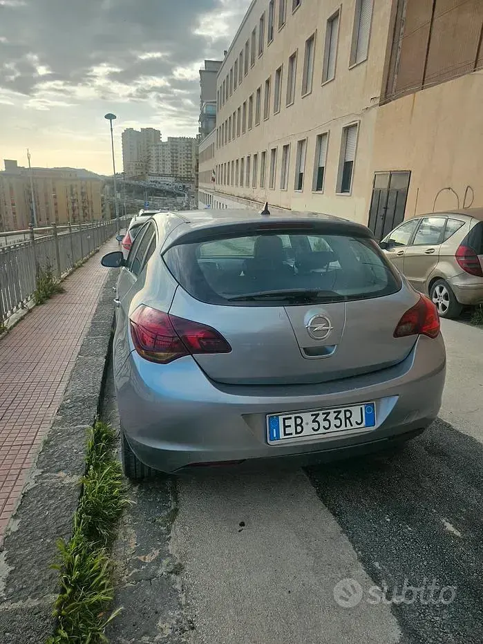 Usata Opel Astra Cosmo 110 CV (80 kW) 2010 Berlina