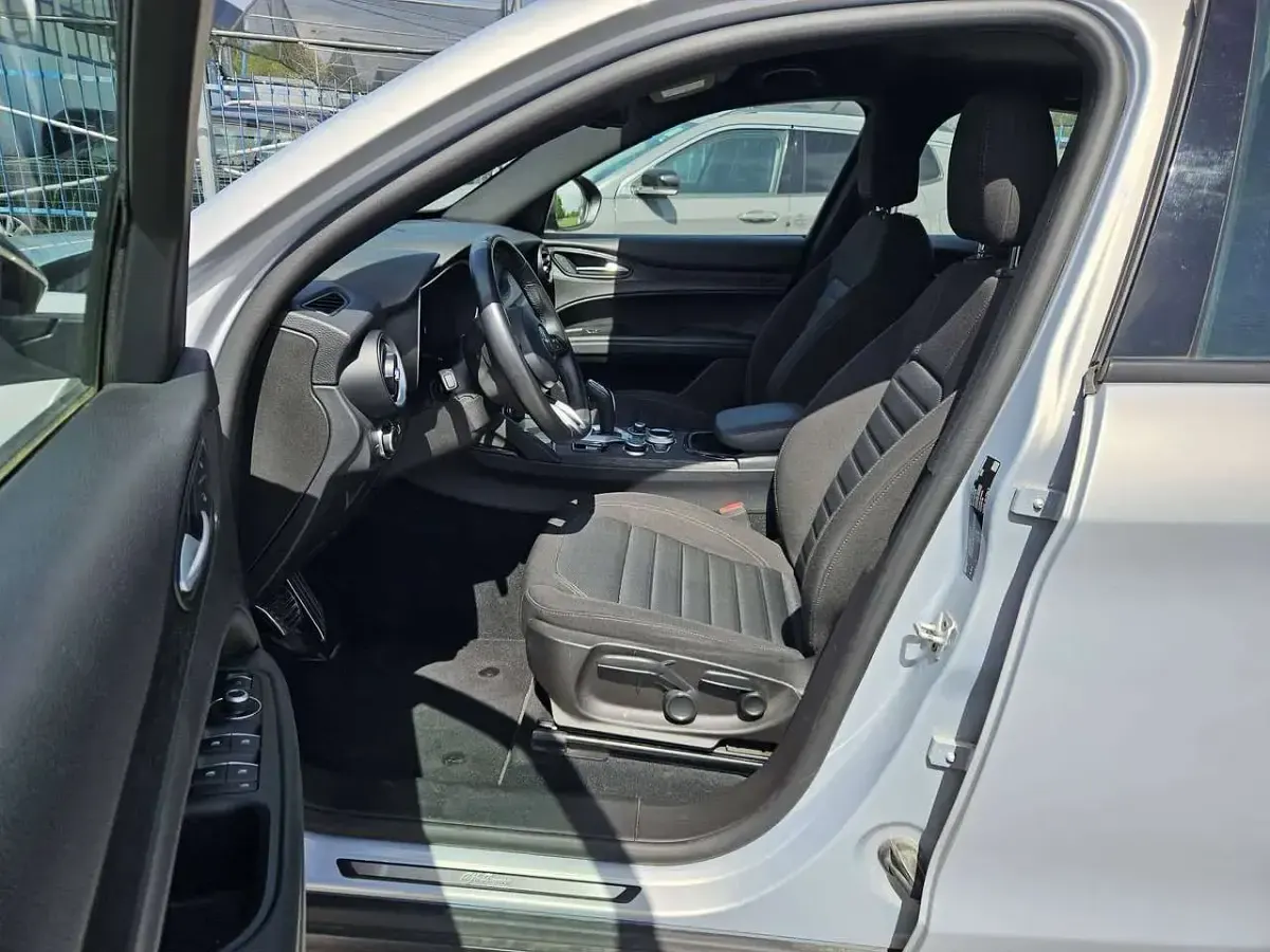 Usata Alfa Romeo Stelvio Super 209 CV (153 kW) 2023 Argento SUV