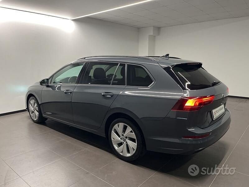 Usata VW Golf VIII Life 150 CV (110 kW) 2024 Grigio Station wagon