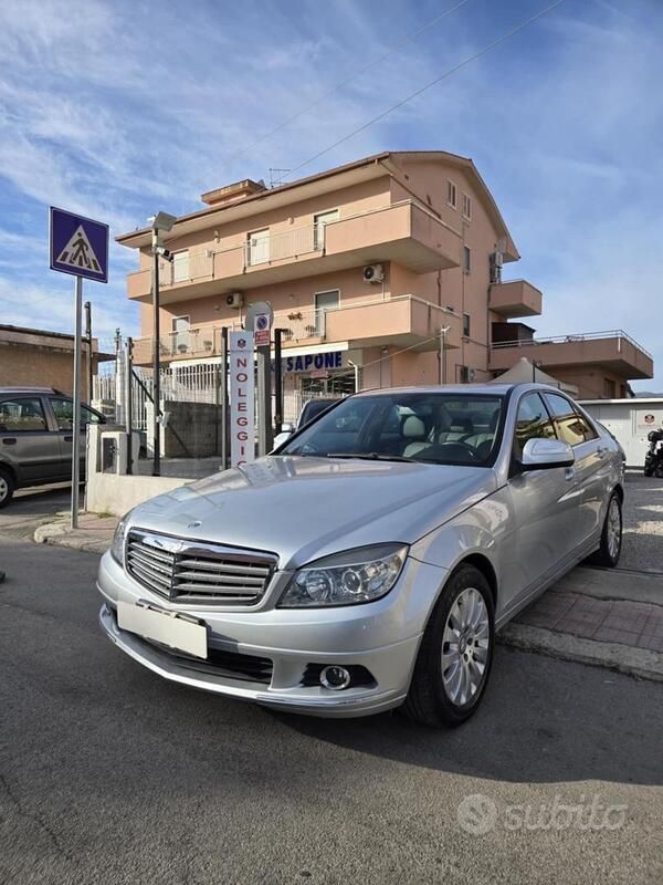 Grigio Usata 2007 Mercedes C220 Avantgarde Tre volumi | 6900 € (Buon prezzo) - Immagine 1/4