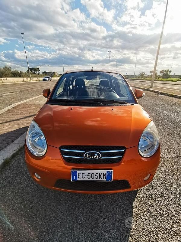 Usata Kia Picanto 65 CV (47 kW) 2010 Arancione Utilitaria