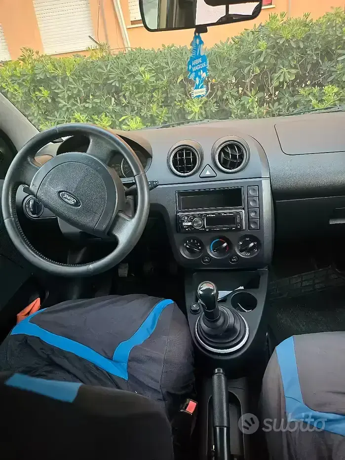 Usata Ford Fiesta 90 CV (66 kW) 2006 Grigio Utilitaria