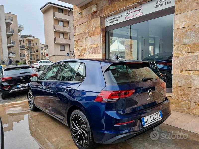 Usata VW Golf VIII Life 110 CV (80 kW) 2022 Blu Berlina