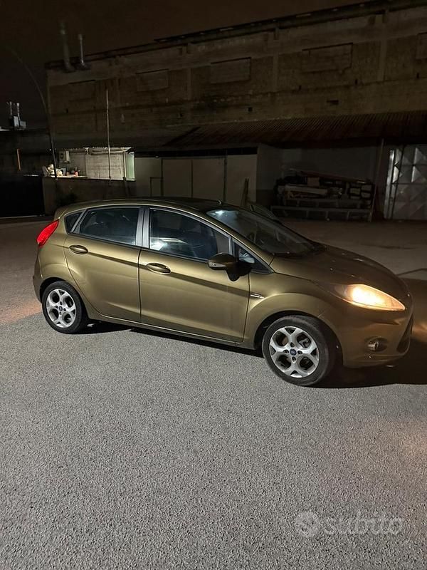 Usata Ford Fiesta 82 CV (60 kW) 2011 Marrone Berlina