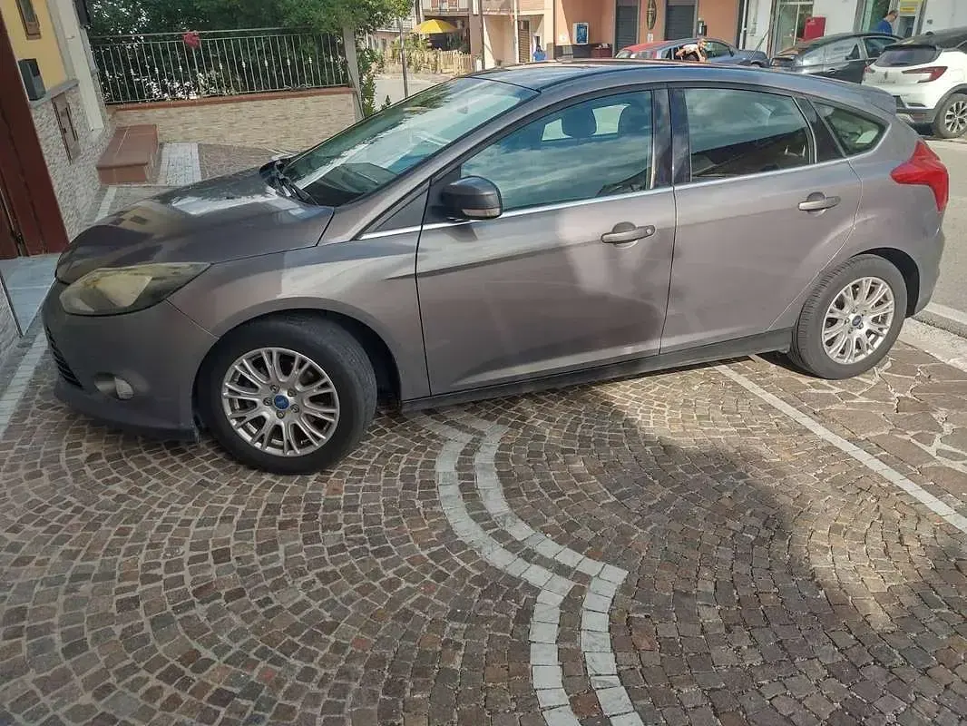 Usata Ford Focus Titanium 116 CV (85 kW) 2011 Grigio Berlina