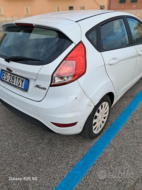 Usata Ford Fiesta 75 CV (55 kW) 2013 Bianco Berlina