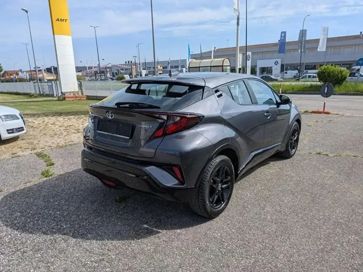 Usata Toyota C-HR BlackLine 98 CV (72 kW) 2022 Argento SUV