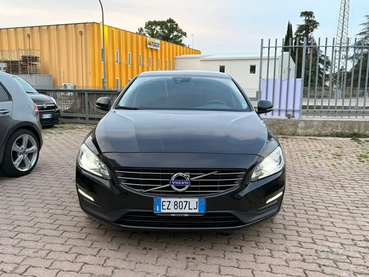 Usata Volvo V60 Kinetic 115 CV (84 kW) 2015 Nero Station wagon