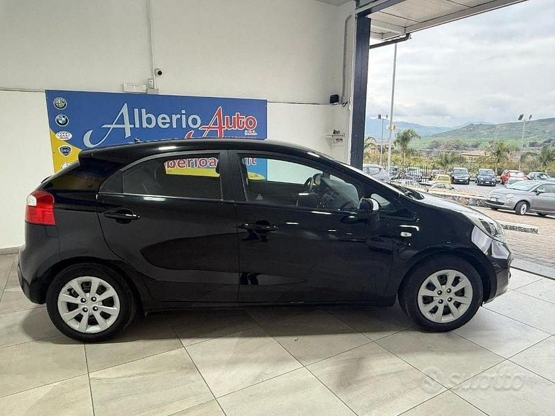 Usata Kia Rio Active 75 CV (55 kW) 2013 Nero Berlina