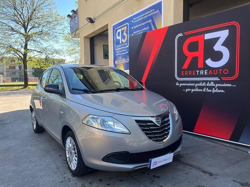 Usata Lancia Ypsilon Platinum 69 CV (50 kW) 2014 Argento Utilitaria