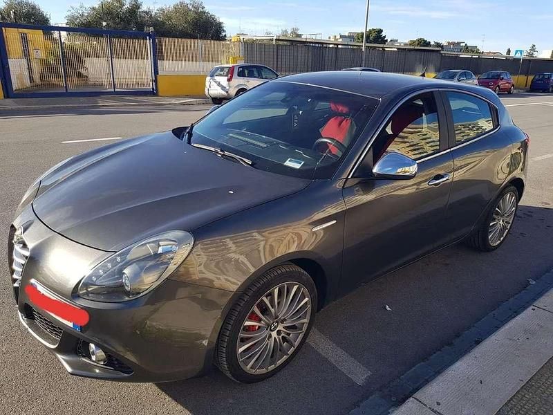 Grigio Usata 2016 Alfa Romeo Giulietta Progression Due volumi | 5500 € (Ottimo prezzo) - Immagine 1/4