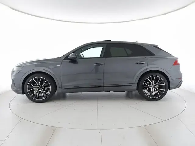 Usata Audi Q8 Sport 286 CV (210 kW) 2022 Grigio daytona perlato SUV