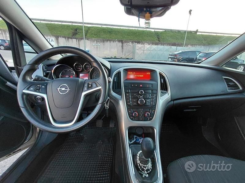 Grigio Usata 2010 Opel Astra Tre volumi | 3000 € (Super prezzo) - Immagine 1/4