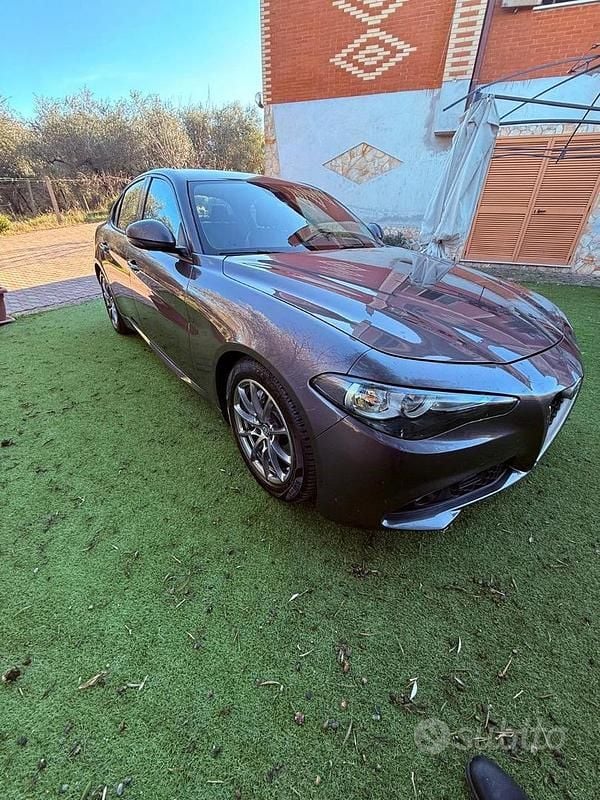 Usata Alfa Romeo Giulia 150 CV (110 kW) 2016 Grigio Berlina