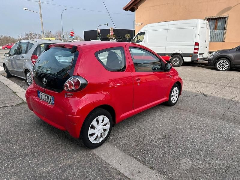 Usata Toyota Aygo 68 CV (50 kW) 2012 Rosso Utilitaria