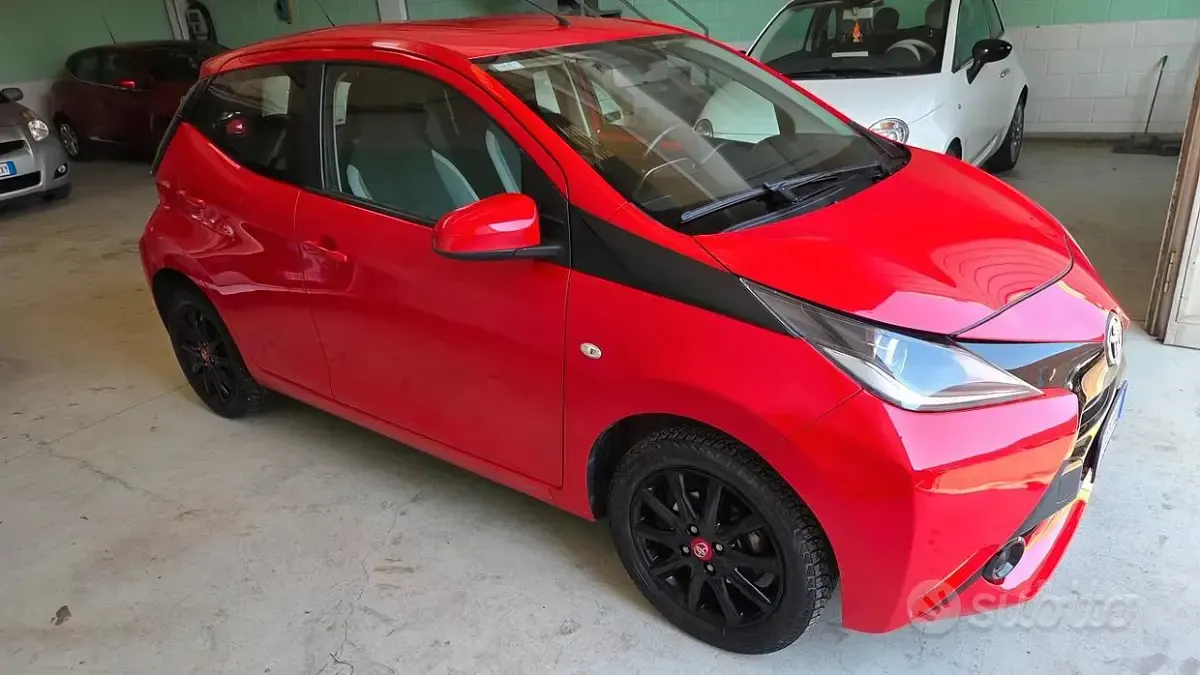 Begagnad Toyota Aygo 69 HK (50 kW) 2016 Röd Halvkombi