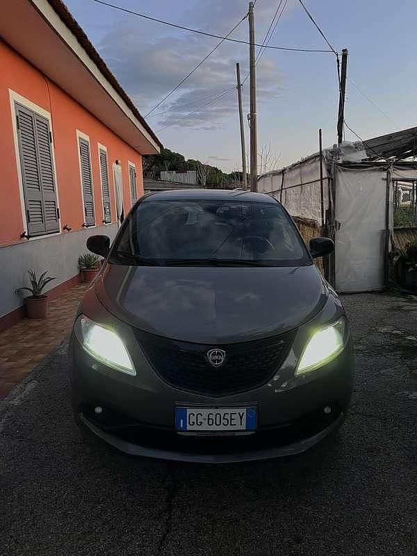 Usado Lancia Ypsilon Gold 69 HP (50 kW) 2020 Citadino