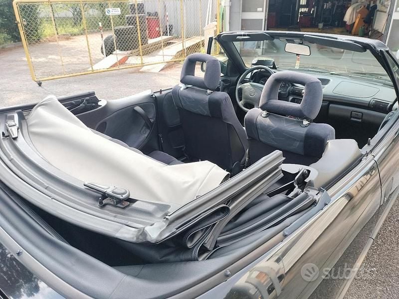Usata Opel Astra Cabriolet 90 CV (66 kW) 1997 Nero Cabrio