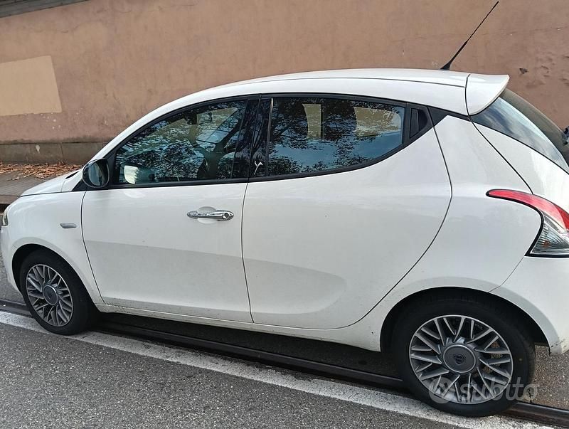 Usata Lancia Ypsilon S 69 CV (50 kW) 2012 Bianco Utilitaria
