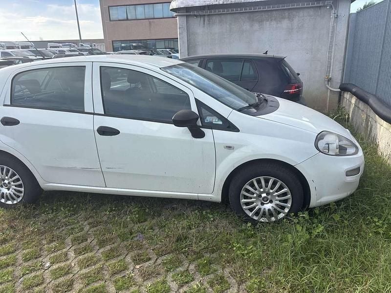 Bianco Usata 2018 Fiat Punto Lounge Tre volumi | 2500 € (Super prezzo) - Immagine 1/4