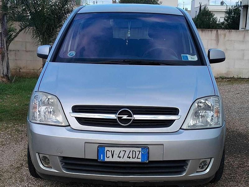 Usata Opel Meriva Cosmo 101 CV (74 kW) 2005 Argento Monovolume
