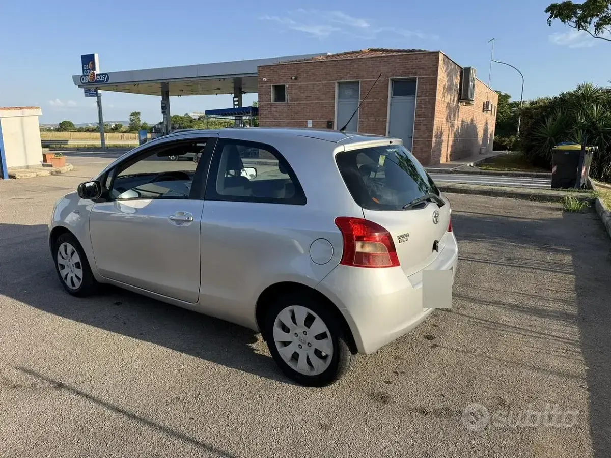 Usata Toyota Yaris 65 CV (47 kW) 2007 Grigio Utilitaria