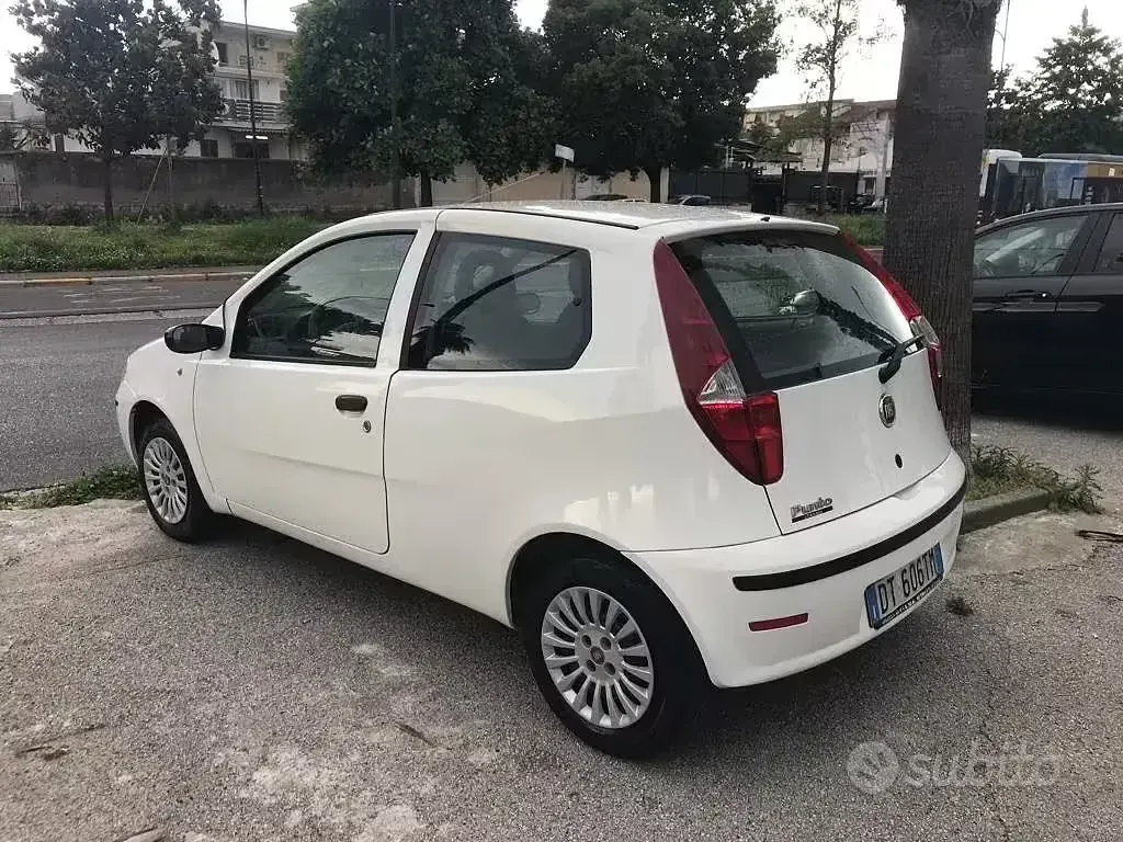 Usata Fiat Punto Classica 60 CV (44 kW) 2009 Bianco Utilitaria